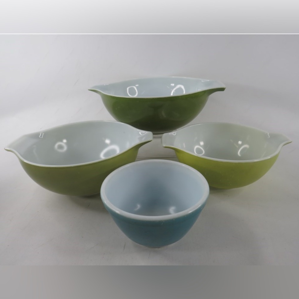 "Vintage" Pyrex Bowls Lot of 4 [C746] - Picture 2 of 12